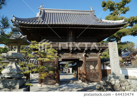【四國88寺】愛媛縣松山市仁王門和新年藍天西林寺48號 64433474