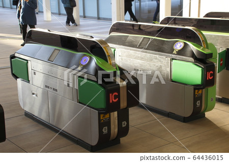 示範測試正在進行中:易於觸摸的自動檢票閘機(JR東日本) 示範測試正在進行中:易於觸摸的自動檢票閘機(JR東日本) 64436015