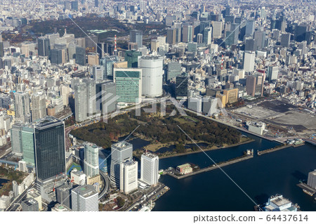 Hamarikyu花園和汐留地區的鳥瞰圖,拍攝於2019年12月 Hamarikyu花園和汐留地區的鳥瞰圖,拍攝於2019年12月 64437614