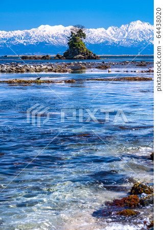 <Toyama Prefecture> Amaharashi Coast, Meiwa and Tateyama Mountain Range 64438020