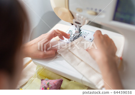 使用縫紉機的手工女工 64439038