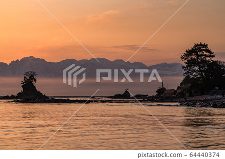 天富山，立山山脈和二輪上的“富山縣”黎明 64440374