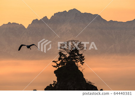 "Toyama Prefecture" Dawn on the Amaharakaigan, Tateyama Mountain Range and Niwa "Toyama Prefecture" Dawn on the Amaharakaigan, Tateyama Mountain Range and Niwa 64440381
