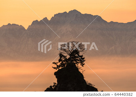 "Toyama Prefecture" Dawn on the Amaharakaigan, Tateyama Mountain Range and Niwa "Toyama Prefecture" Dawn on the Amaharakaigan, Tateyama Mountain Range and Niwa 64440382
