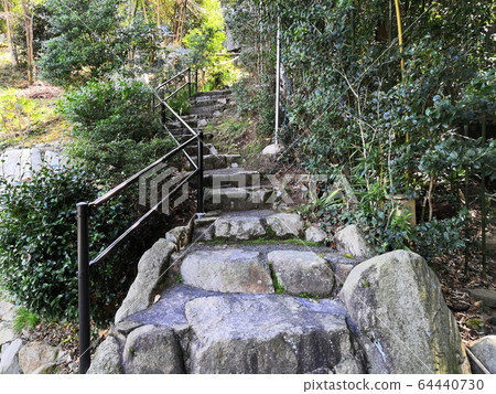 在山間小道上堅固的石階 64440730