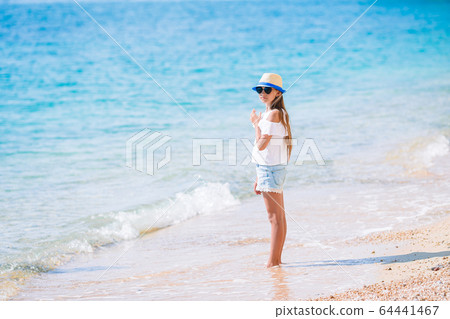 Adorable little girl have fun at tropical beach during vacation 64441467