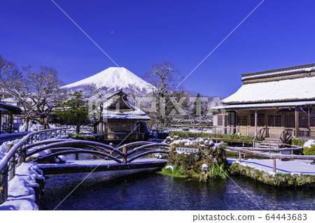 (Yamanashi Prefecture) Spring snow Oshino Hakkai Mt. Fuji 64443683