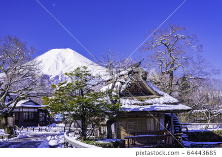 (Yamanashi Prefecture) Spring snow Oshino Hakkai Mt. Fuji 64443685