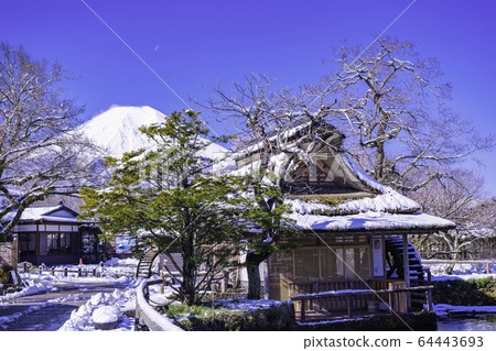 (Yamanashi Prefecture) Spring snow Oshino Hakkai Mt. Fuji 64443693