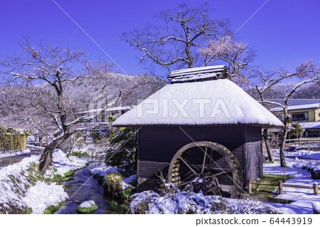(Yamanashi Prefecture) Spring snow Oshino Hakkai watermill (Yamanashi Prefecture) Spring snow Oshino Hakkai watermill 64443919