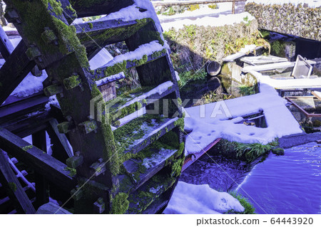 (Yamanashi Prefecture) Spring snow Oshino Hakkai watermill (Yamanashi Prefecture) Spring snow Oshino Hakkai watermill 64443920