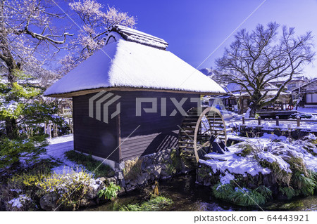 (Yamanashi Prefecture) Spring snow Oshino Hakkai watermill (Yamanashi Prefecture) Spring snow Oshino Hakkai watermill 64443921