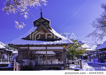 (Yamanashi Prefecture) Spring snow Oshino Hakkai Oshinokusa Park 64443950