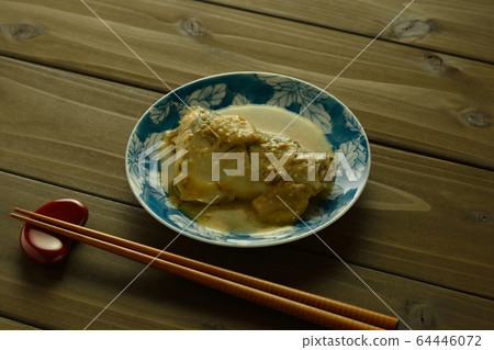 用鯖魚燜鯖魚 用鯖魚燜鯖魚 64446072
