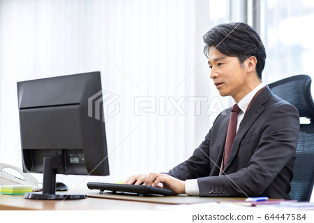 40多歲的商人 64447584
