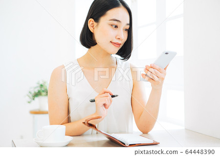 A woman who makes a schedule 64448390