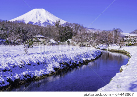 （山梨縣）春雪忍野，新明城河和富士山 64448807