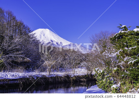 （山梨縣）春雪忍野，新明城河和富士山 64448812