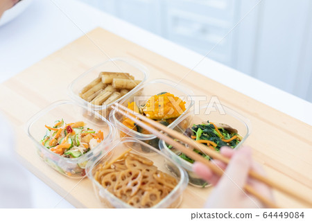 Housewives stuffing regular vegetables Housewives stuffing regular vegetables 64449084