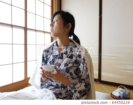 女人在醫院的床上昭和圖像 女人在醫院的床上昭和圖像 64450228