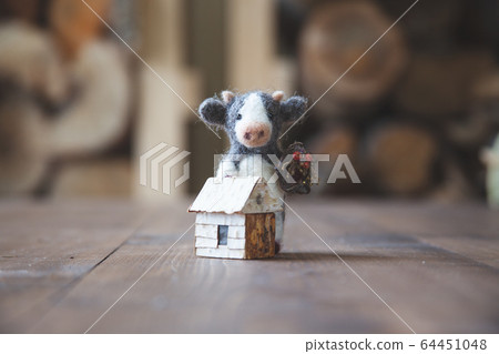 感到吉祥物牛和白樺樹皮的房子 64451048