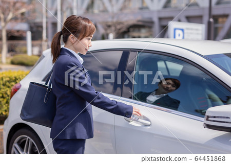 騎車的女商人 騎車的女商人 64451868
