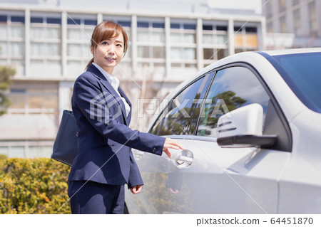 騎車的女商人 騎車的女商人 64451870