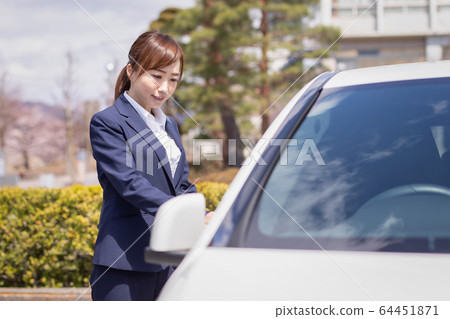 騎車的女商人 騎車的女商人 64451871