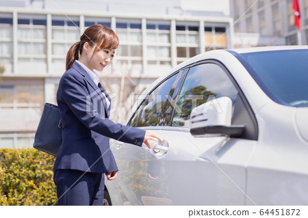 騎車的女商人 騎車的女商人 64451872