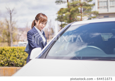 騎車的女商人 騎車的女商人 64451873