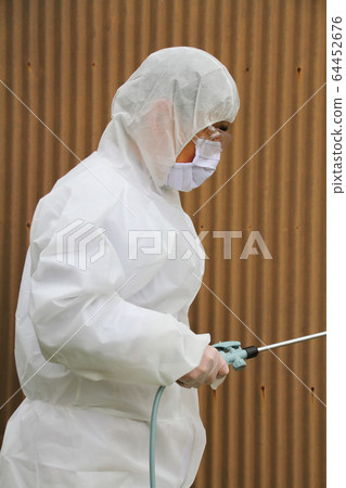 用防護服消毒冠狀病毒的圖像 64452676