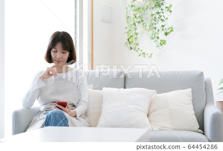 Female smartphone housewife 64454286