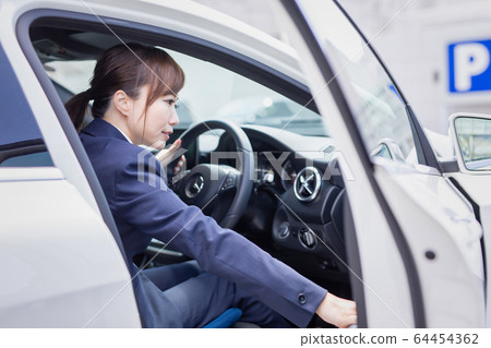 騎車的女商人 64454362