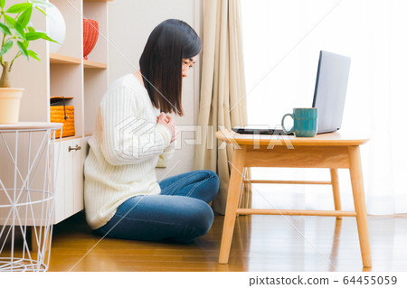 Online medical treatment: Women who complain of various symptoms Online medical treatment: Women who complain of various symptoms 64455059