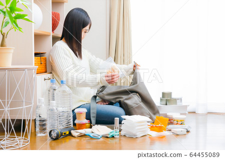 Women preparing snacks for infants Prepared for disaster prevention and evacuation Copy space Women preparing snacks for infants Prepared for disaster prevention and evacuation Copy space 64455089
