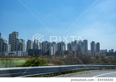 這座城市新建的建築物 64456680