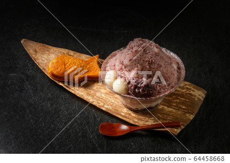Japanese style red bean sweet shaved ice 64458668
