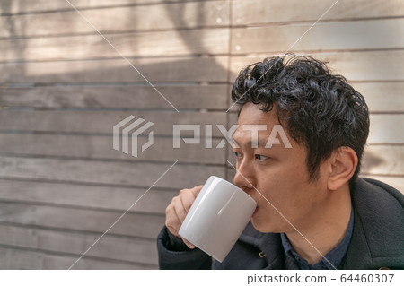 喝咖啡的男人 64460307