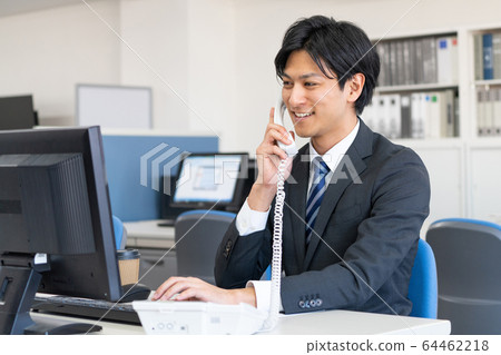 年輕的商人文書工作辦公室業務形象 64462218