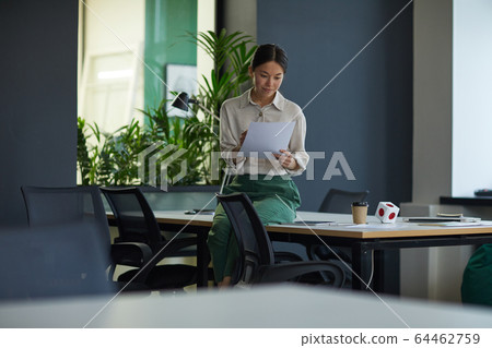 Businesswoman signing a contract Businesswoman signing a contract 64462759