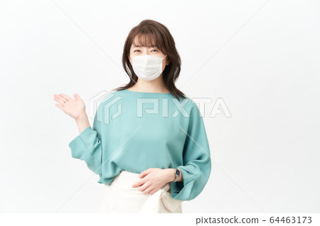 一個戴著口罩的女人 64463173