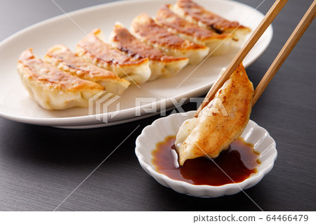煎餃子 64466479