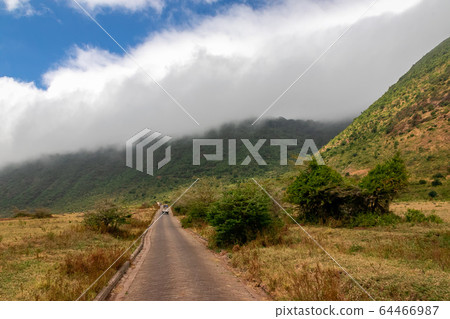 坦桑尼亞恩戈羅恩戈羅的山間草地和山脈景色85 坦桑尼亞恩戈羅恩戈羅的山間草地和山脈景色85 64466987
