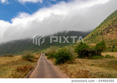 草原和山脈從坦桑尼亞恩戈羅恩戈羅的山路觀86 草原和山脈從坦桑尼亞恩戈羅恩戈羅的山路觀86 64466988