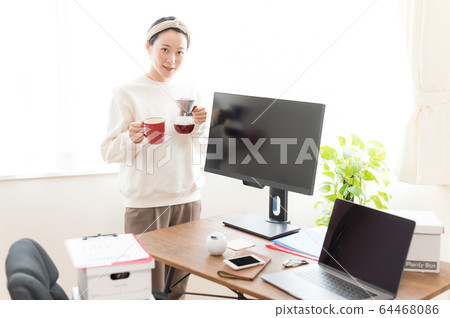 Teleworker woman 64468086