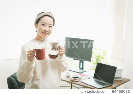 Teleworker woman 64468088