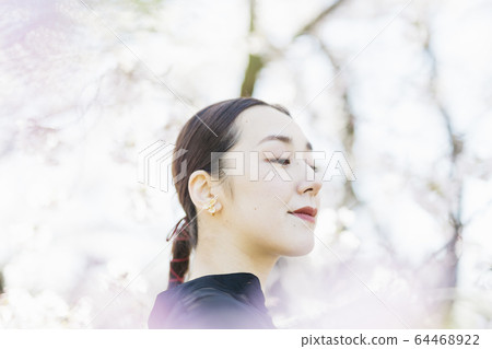 一個櫻花盛開,東方美女的女人 一個櫻花盛開,東方美女的女人 64468922
