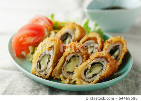 炸豬排奶酪和大葉子卷 64469686