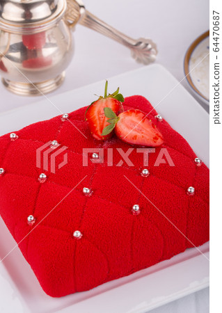 Cake red velvet with strawberries and silver caramel balls Cake red velvet with strawberries and silver caramel balls 64470687