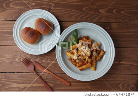 通心粉和麵包午餐桌 64471874